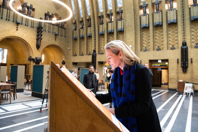 911034 Afbeelding van wethouder Anke Klein die in het gastenboek van de Bibliotheek Neude (Neude 11) te Utrecht ...